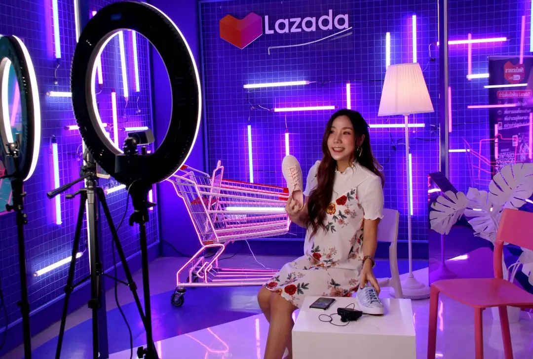 Lazada 上的泰国主播正在推荐中国产品 | 图片来源：视觉中国