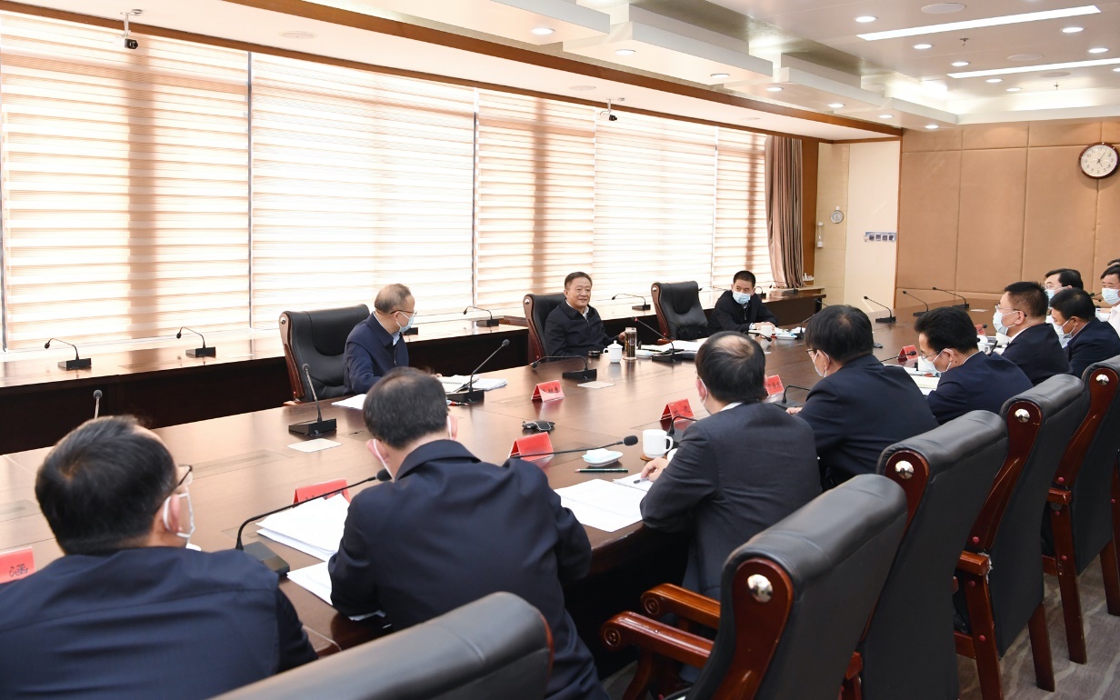 内蒙古自治区党委书记孙绍骋在伊利集团会议室主持召开座谈会