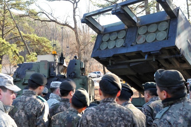 2014年12月5日，驻扎在凯西营的第210野战炮兵旅6营的美军官兵欢迎到访的韩国陆军第125机步营同行
