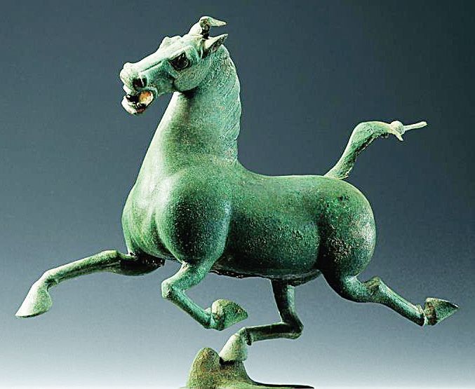 马踏飞燕、马超龙雀、铜奔马都是由谁命名的?