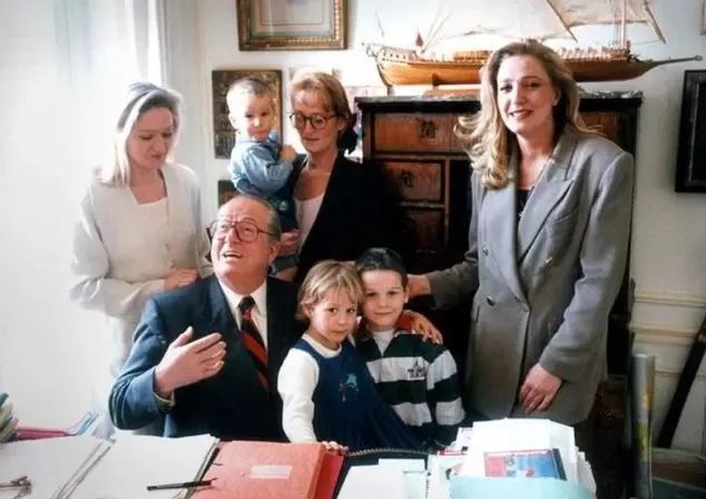 （1990年代中期，玛丽娜·勒庞（右）和父亲及两个姐姐在一起。图源：BBC）