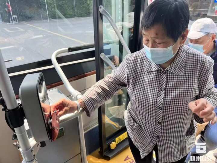 刷卡查验核酸报告 杭州解决三类人群公交出行难问题