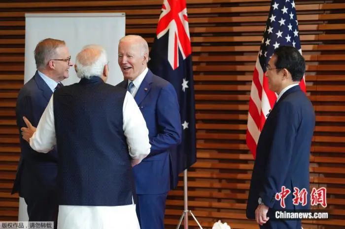 当地时间5月24日，日本首相岸田文雄(右一)迎接美国总统拜登(右二)、印度总理莫迪(左二)和澳大利亚总理阿尔巴内塞(左一)参加美日印澳“四方安全对话”会议。