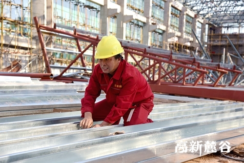 忙碌的工人们,眼神专注。朱莉 摄