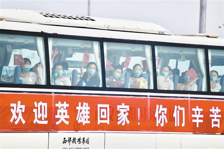 4月29日，西安市支援长春市核酸采样队第一批队员乘坐大巴车离开机场。 （记者 王旭东 摄）