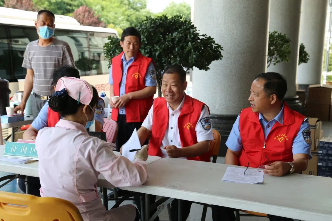 黃陵監獄開展警察職工無償獻血奉獻愛心活動