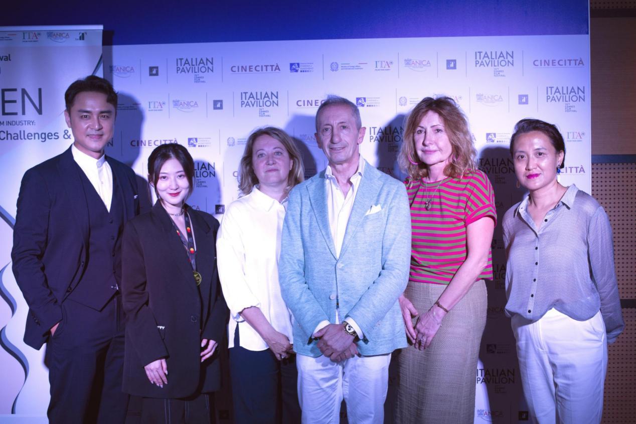 （从左至右）演员明道、导演陈剑莹、意大利国家馆项目总协调人Roberto Stabile、意大利制片人Maria Carolina Terzi、主持人杨莹