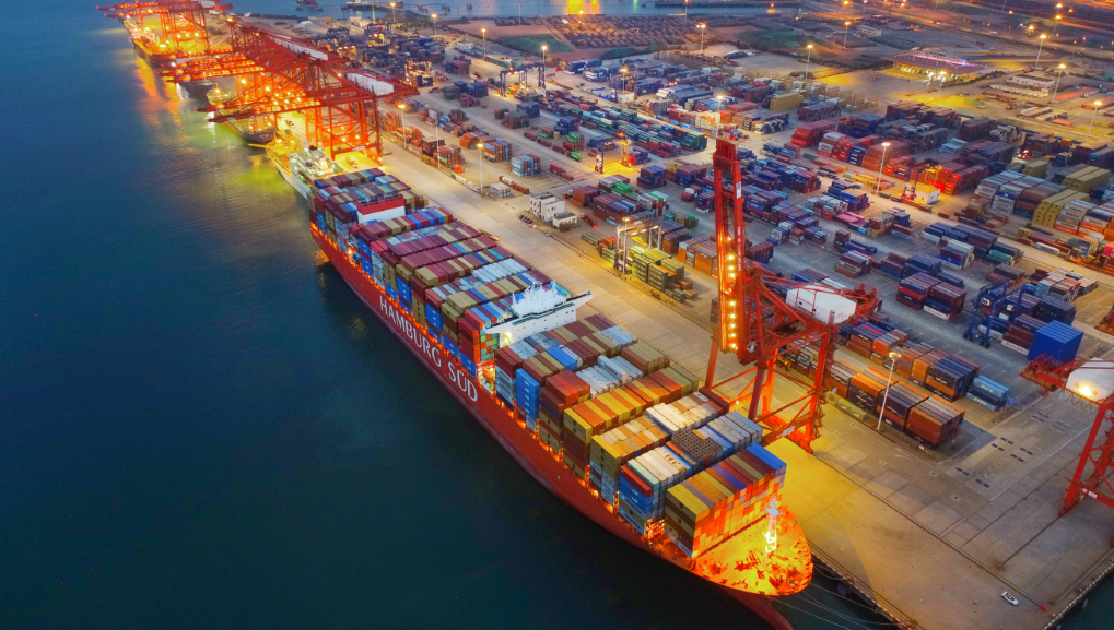 堪比航母连云港迎来近5年来靠泊最大的集装箱船舶