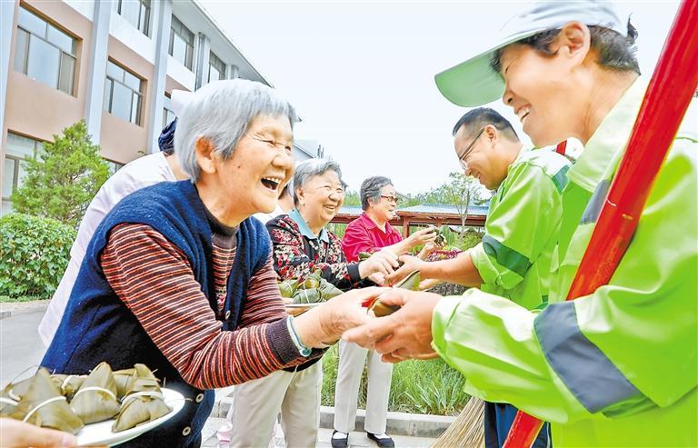 在张掖甘州全国综合养老示范基地生活的老人将亲手包的粽子赠送给医护人员、环卫工人等，感谢他们的辛勤付出。 新甘肃·甘肃日报通讯员 王将