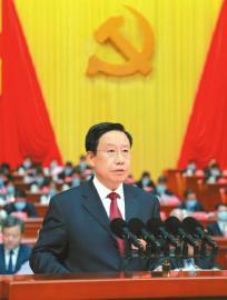 王晓晖代表中共四川省第十一届委员会向大会作报告。