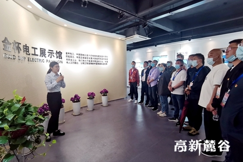 西藏进修班的“书记们”走进高新区党建阵地建设代表性企业之一的金杯电工参观。通讯员 供图