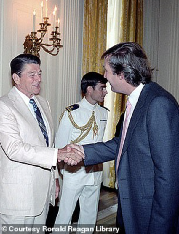 1983年，特朗普与里根握手