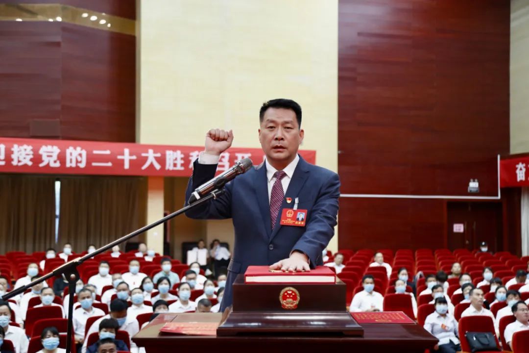 新当选县长薛勇面向国徽，进行庄严的宪法宣誓。