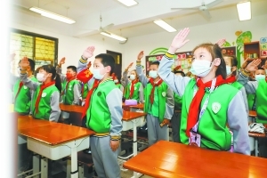 邮政路小学学生们在教室内参加云升旗仪式