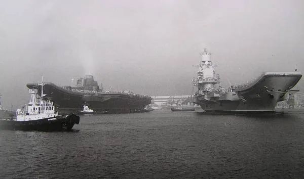 1990年，开始进行海试的库兹涅佐夫号（右）和尚在舾装中的瓦良格号（左），这是这对姊妹舰最后的一张合影