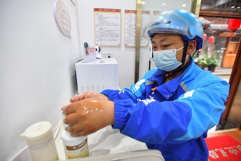 一名外卖员在长沙市天心区"快递外卖小哥红色之家"天心阁站消毒手部