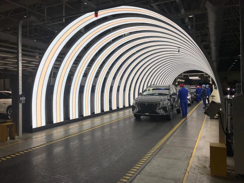 在上汽集团工厂，一辆辆整车正在下线 图源：新华社