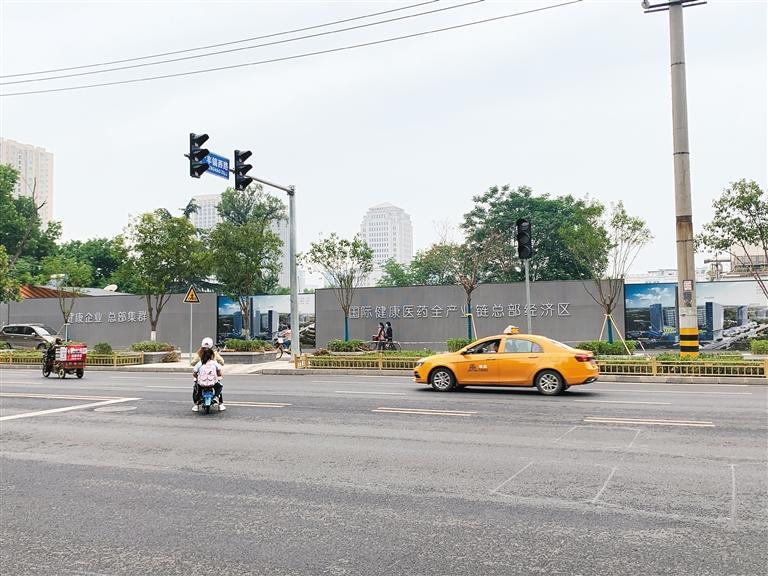 由东向西方向红绿灯没亮的情况已经持续好几个月了