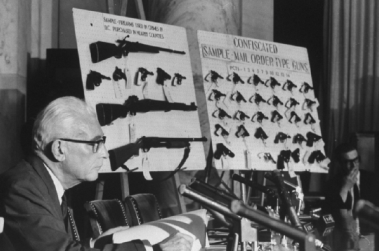1968年，美国国会通过了参议员托马斯・多德提出的的《枪支管理法》