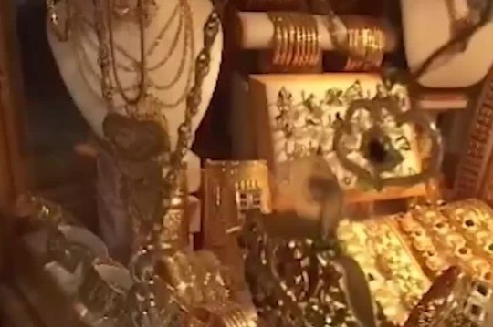 利比亚传统婚俗：新娘礼服由白银丝绸制成，新郎聘礼至少要2千克黄金