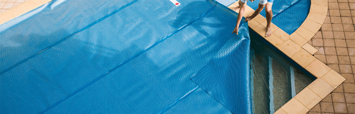 TJ Dermot Dunphy 在职期间推出气泡膜做的泳池盖. 图片来自：Daisy Pool Covers