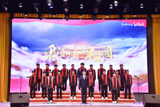 学生合唱《我和我的祖国》