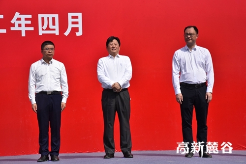 湖南湘江新区党工委委员、管委会副主任罗社辉（中）参加开工仪式。朱莉 摄