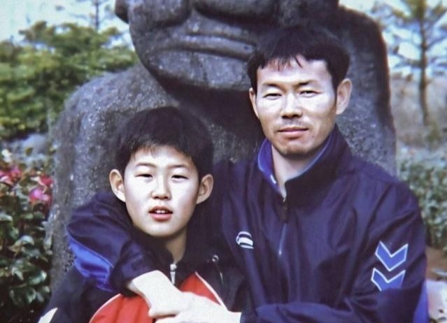 年幼的孙兴慜和他父亲孙雄政