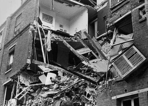 (1976年，勒庞一家在巴黎 Villa Poirier 公寓楼里遭人安置炸弹袭击，谁人作案至今仍是谜。图源：BBC）