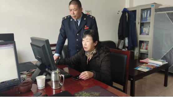 天祝县税收管理员辅导企业会计进行退税业务操作