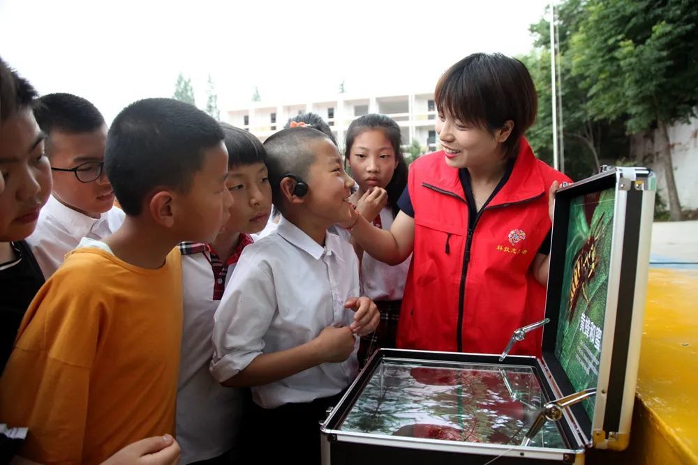 “小昆虫 大科技”进校园 让小学生感受科技的魅力