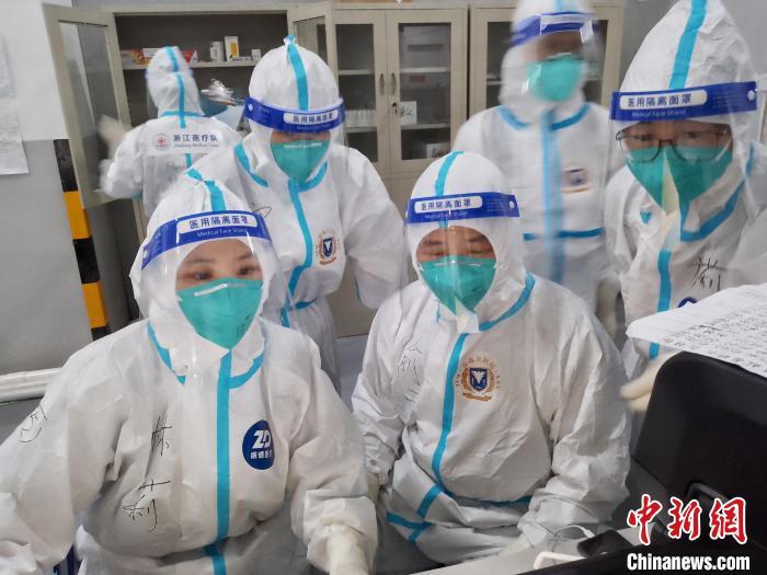 浙江医疗队在方舱工作。 浙大邵逸夫医院供图