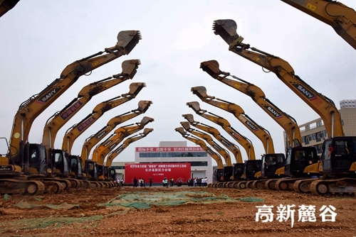 现场,挖掘机高扬“手臂”。朱莉 摄