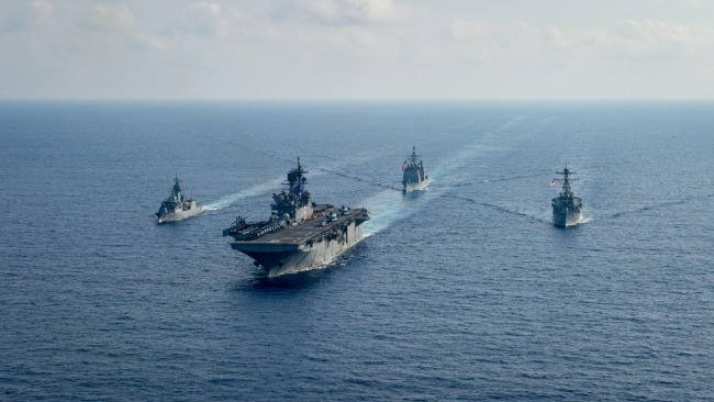 2020年4月22日航行在南海的“美利坚”号两栖攻击舰编队，阵中包括澳大利亚皇家海军的安扎克级“帕拉玛塔”号护卫舰