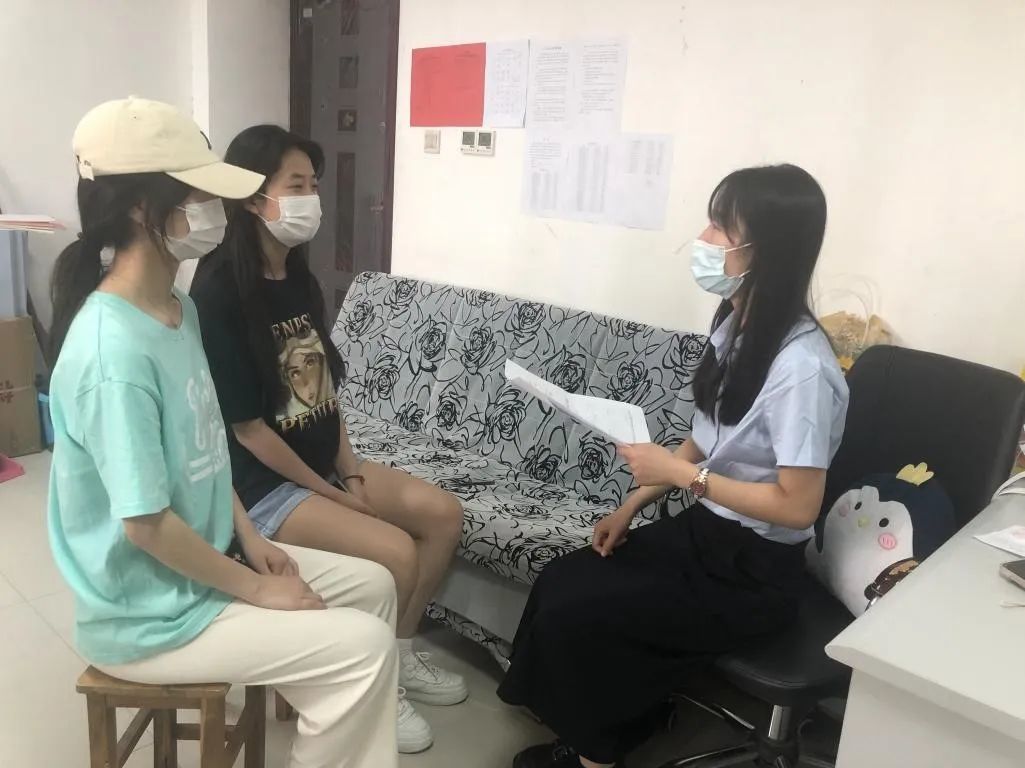刘雅萍老师与学生进行谈心谈话