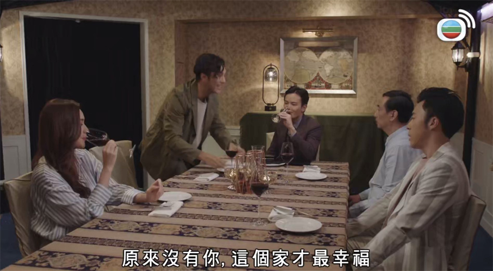 女主从顺从家庭主妇到黑化逆袭的线也大有看头。