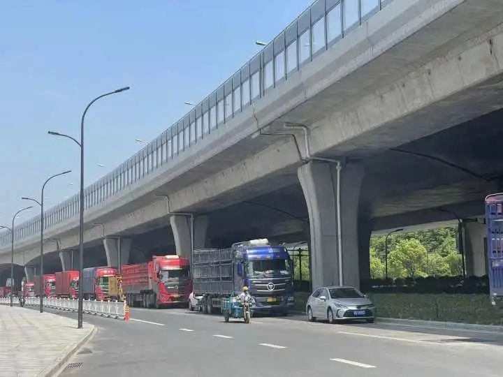 杭州这个地铁站边全是大货车？居民犯愁：谁能来管管