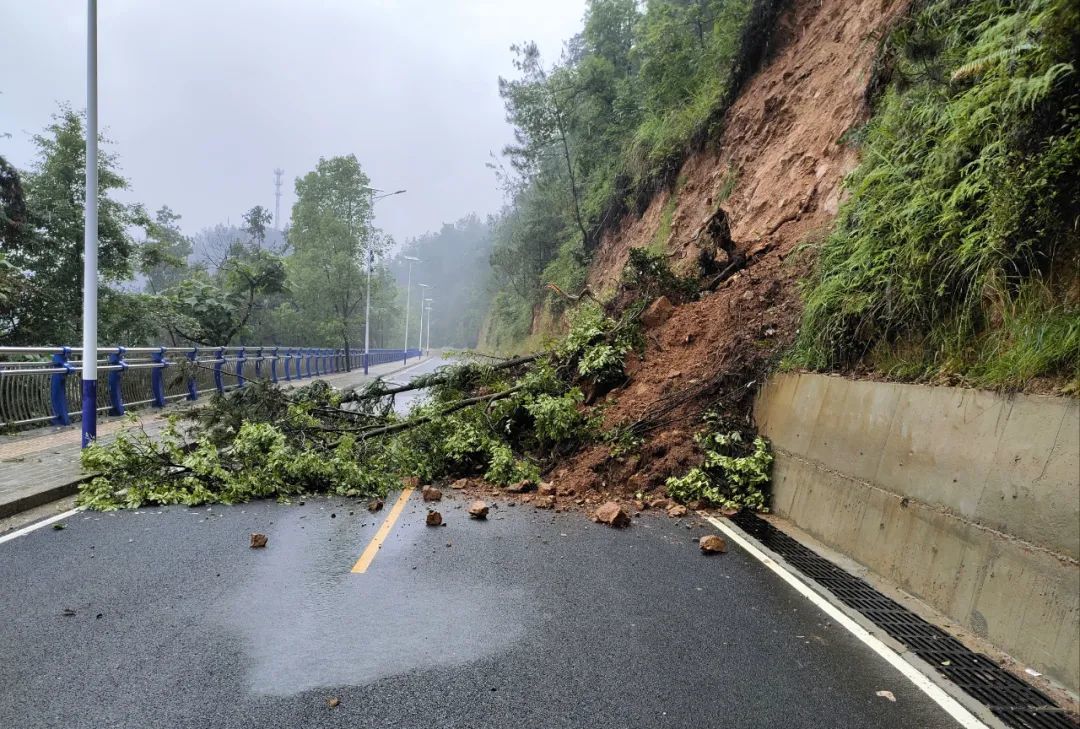 下雨山体滑坡图片图片