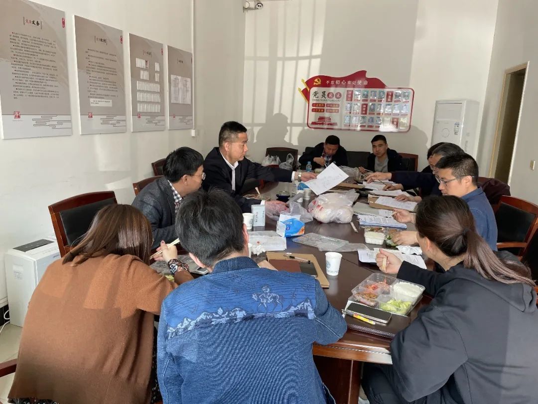 拆迁专班召开“长桌”会议