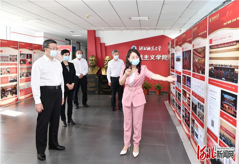 5月24日上午，省委书记倪岳峰在河北师范大学调研。这是倪岳峰在河北师范大学马克思主义学院，听取学校加强和创新思政课情况汇报。 河北日报记者赵海江摄