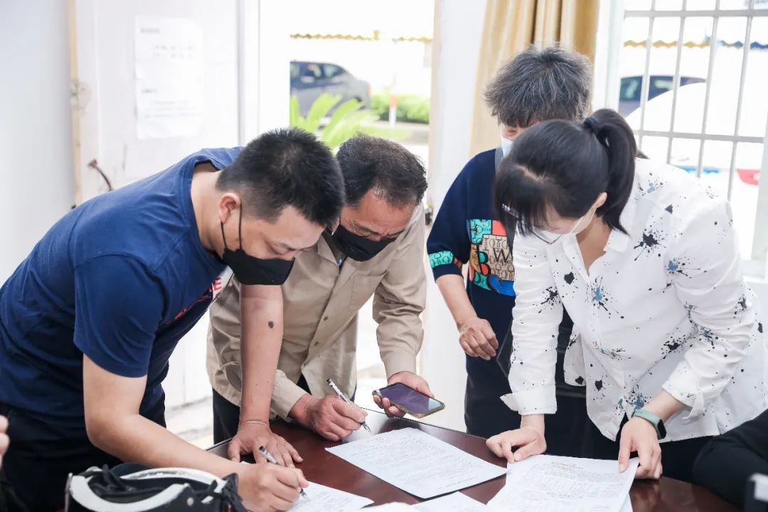 洪塘街道工作人员耐心指导村民签约