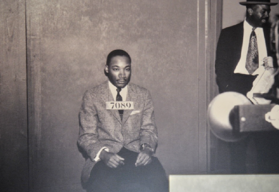 1956年，马丁・路德・金因领导抵制蒙哥马利种族隔离公交活动被捕