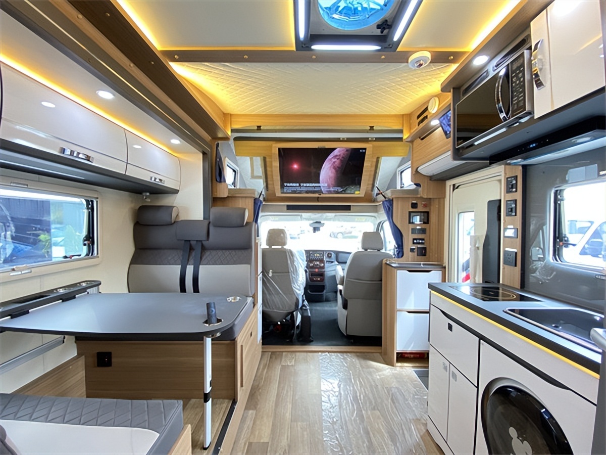 新吉奥·云游双拓展依维柯房车现车,五十万落地高性价比房车