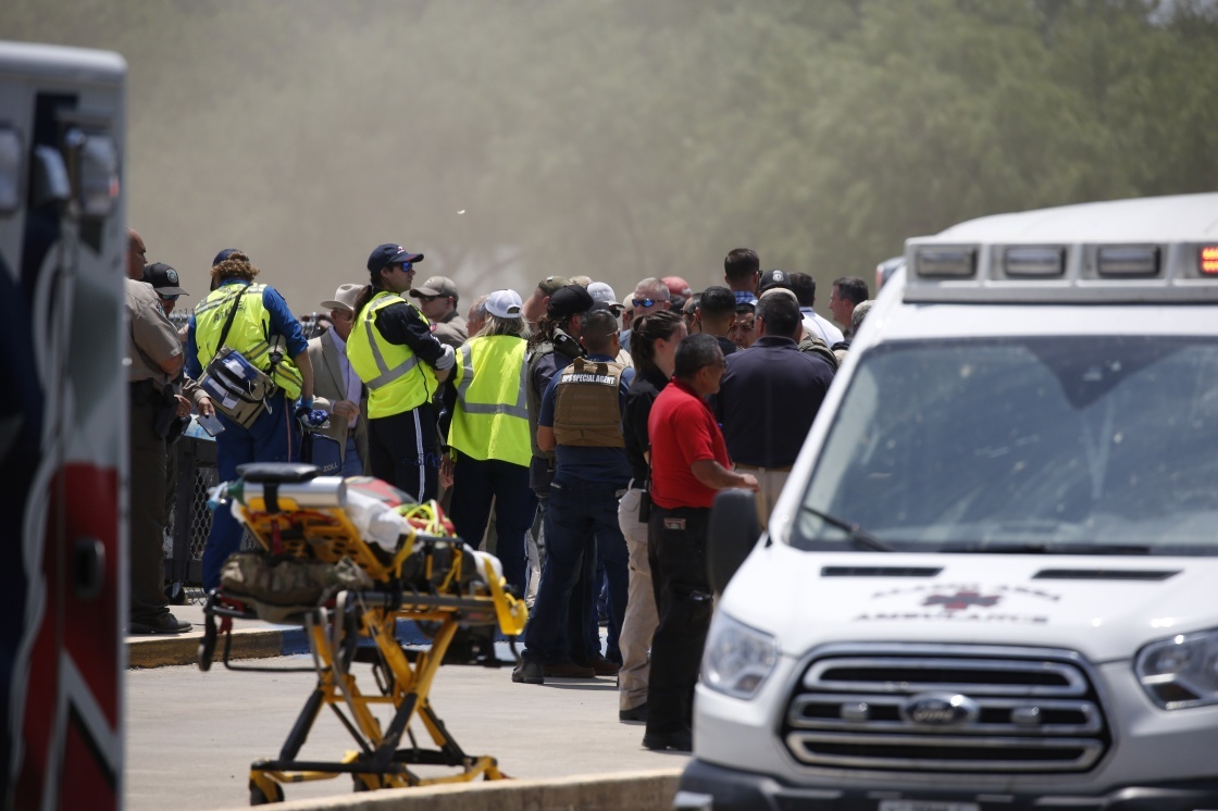 5月24日，在美国得克萨斯州南部尤瓦尔迪市，应急人员在发生枪击事件的小学附近工作。新华社 图