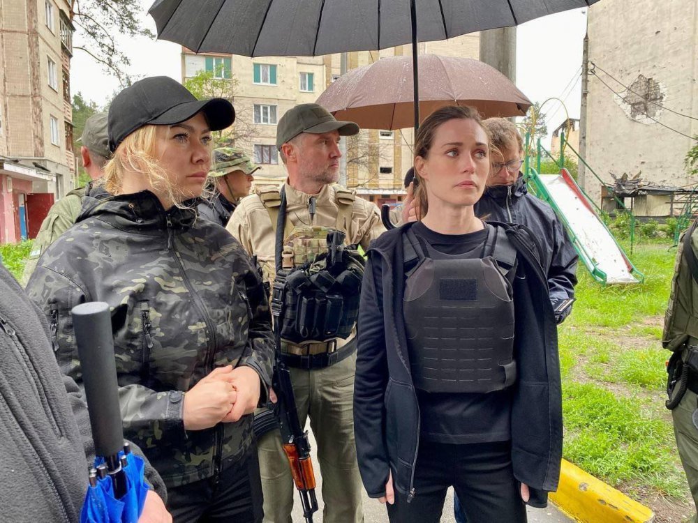 芬兰女总理突访乌克兰 穿防弹背心在街头视察
