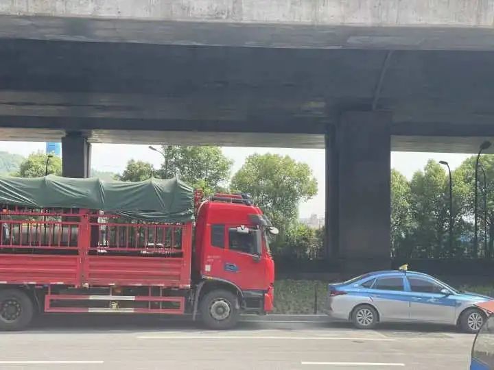 杭州这个地铁站边全是大货车？居民犯愁：谁能来管管