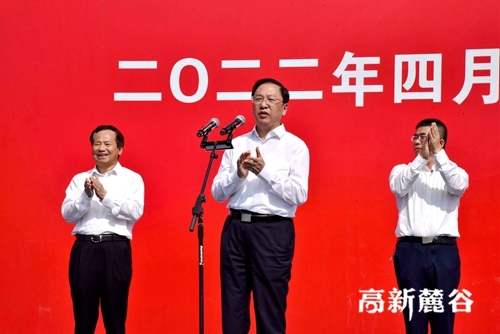 市委常委、湖南湘江新区管委会主任谭勇(中)宣布项目开工。朱莉 摄