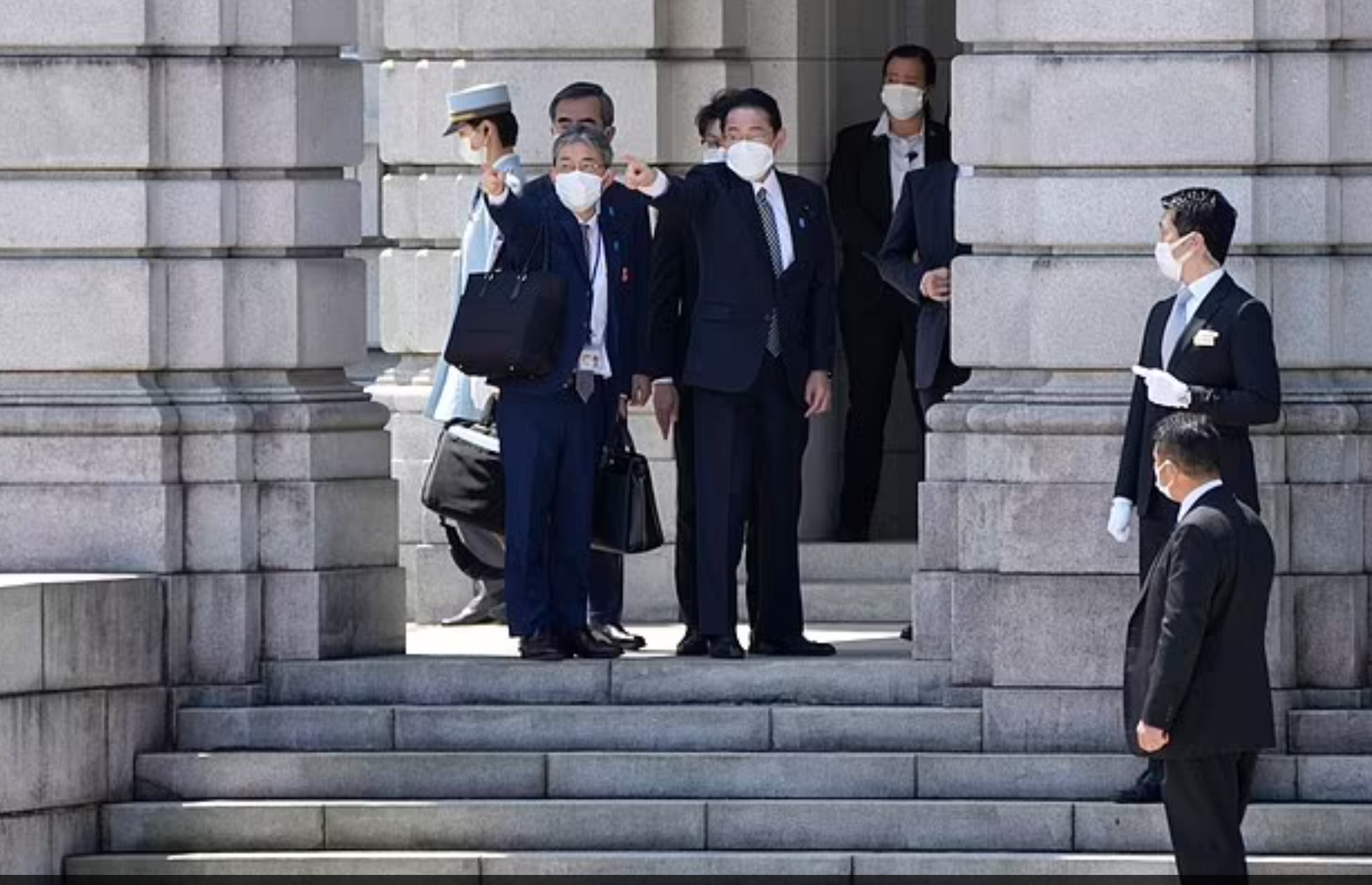 日本首相岸田文雄在为拜登举行欢迎仪式场地做准备