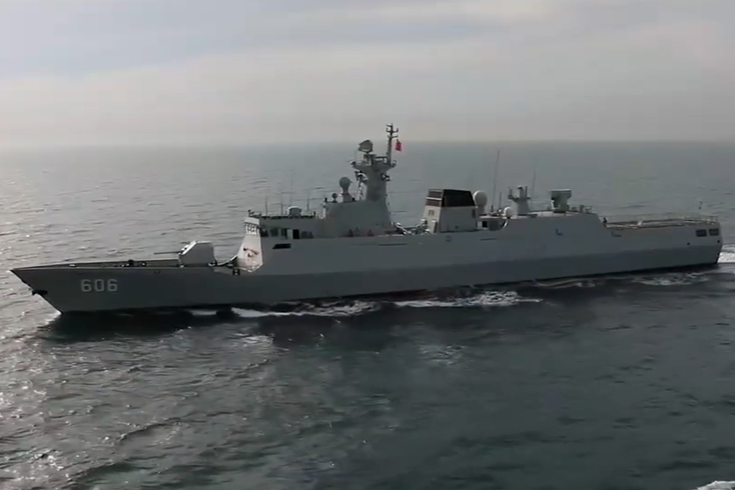 海军某护卫舰支队组织舰艇弹药紧急补给演练