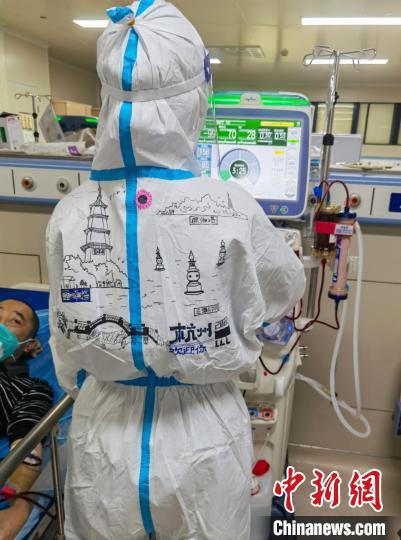浙江援沪血透医疗队队员开展工作。 浙江省卫生健康委供图